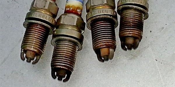 Маслянистый черный нагар на свечах зажигания
