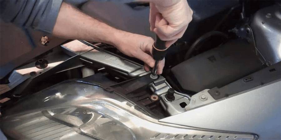 Процедура замены лампочки ближнего цвета на Ford Mondeo