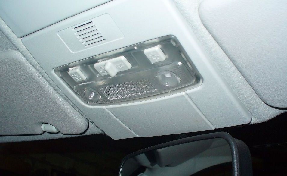 снять плафон освещения салона Лада Приора снять плафон освещения салона Лада Приора