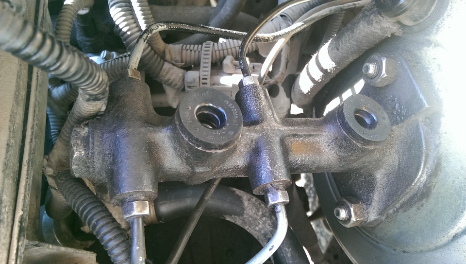 Замена главного тормозного цилиндра ВАЗ-2114 Замена главного тормозного цилиндра ВАЗ-2114
