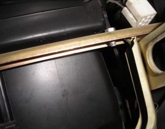 Снять вентилятор печки ВАЗ-2115 Снять вентилятор печки ВАЗ-2115