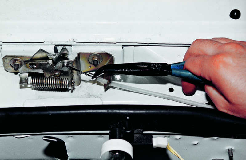 Порвался тросик капота ВАЗ-2114 Порвался тросик капота ВАЗ-2114