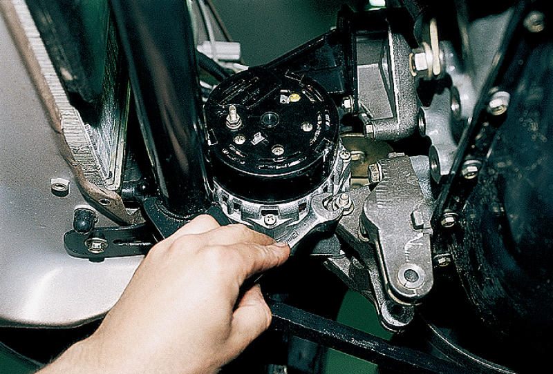 Снять генератор на ВАЗ-2114 Снять генератор на ВАЗ-2114