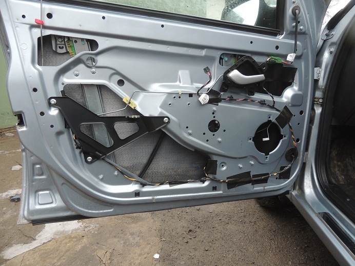 Снять обшивку на двери на Ладе Гранта Снять обшивку на двери на Ладе Гранта