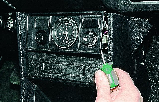 Снять приборную панель на ВАЗ-2107 Снять приборную панель на ВАЗ-2107