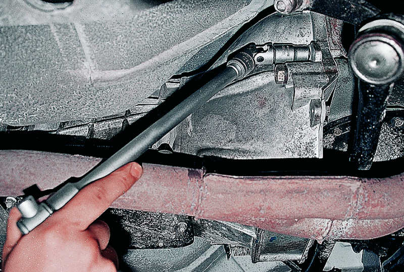 Снять стартер на ВАЗ-2107 Снять стартер на ВАЗ-2107