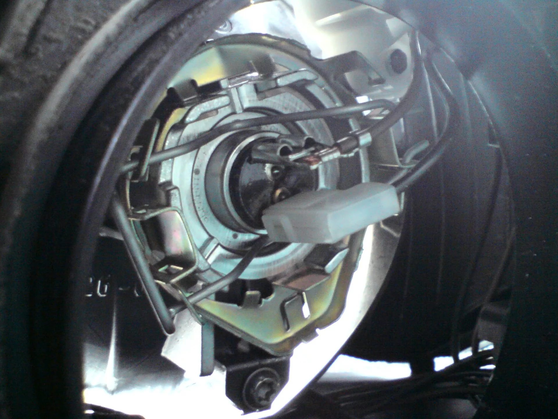 Замена лампочки ближнего света Приора Замена лампочки ближнего света Приора