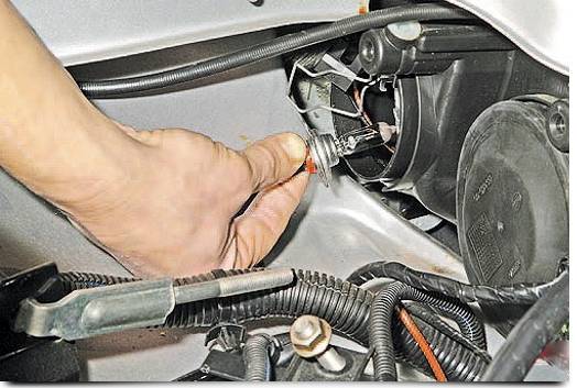 Замена лампочки ближнего света Приора Замена лампочки ближнего света Приора