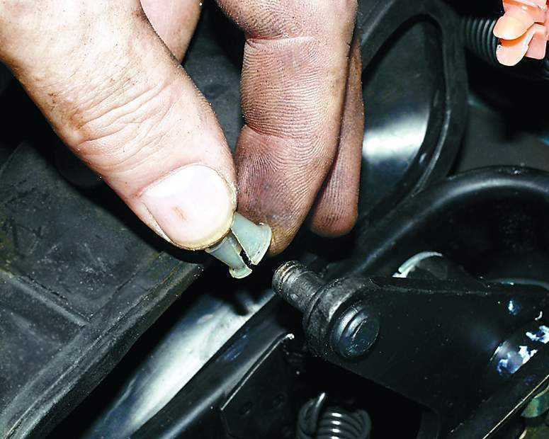 Замена тросика газа на ВАЗ-2110 Замена тросика газа на ВАЗ-2110