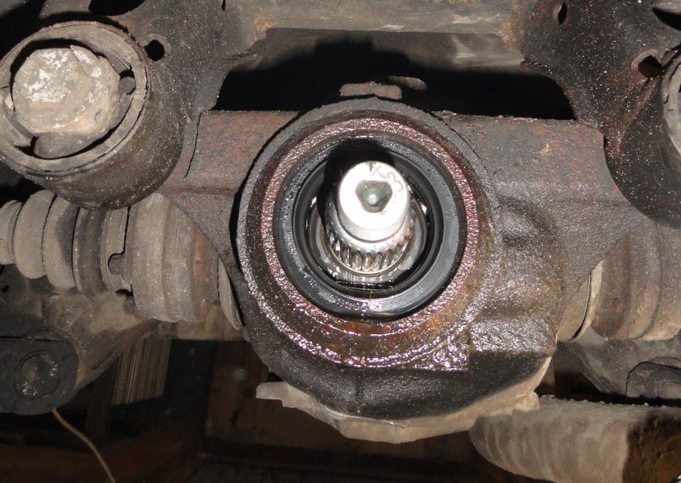 Замена сальника редуктора заднего моста ВАЗ-2107 Замена сальника редуктора заднего моста ВАЗ-2107