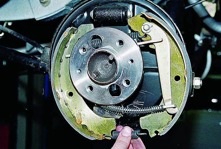 Замена задних тормозных колодок ВАЗ-2107 Замена задних тормозных колодок ВАЗ-2107