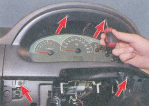 Снять щиток приборов на Лада Приора Снять щиток приборов на Лада Приора