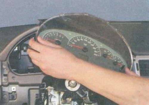 Снять щиток приборов на Лада Приора Снять щиток приборов на Лада Приора