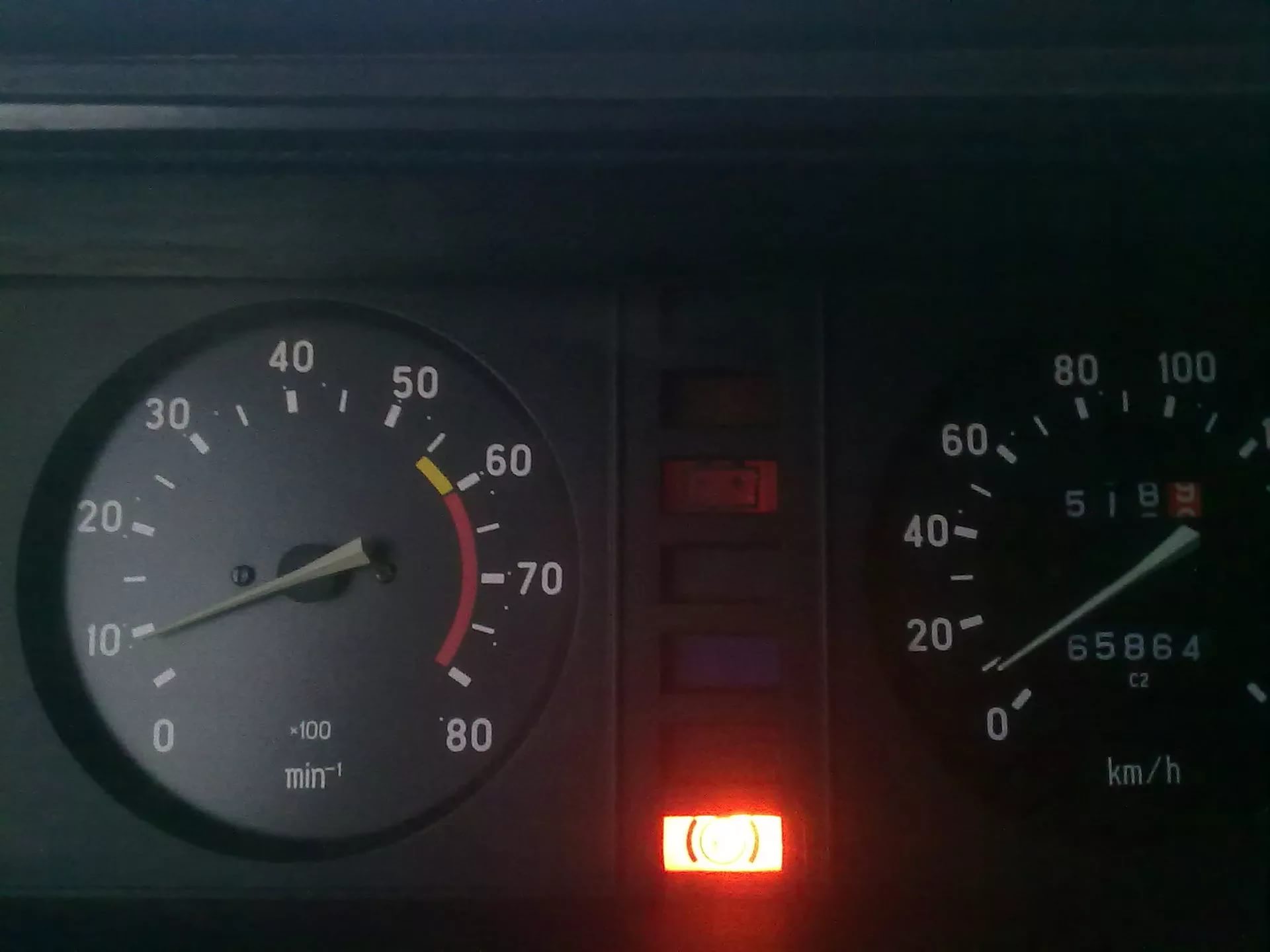 Лампа зарядки аккумулятора на ВАЗ-2110 тускло горит Лампа зарядки аккумулятора на ВАЗ-2110 тускло горит